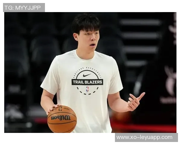 杨瀚森因背部拉伤缺席比赛便装现身替补席为队友加油助威